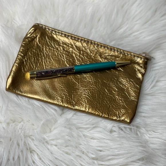 Chic Metallic Soft Gold Leather Bag with Zipper Closure adding a Touch of Glam - Picture 6 of 11